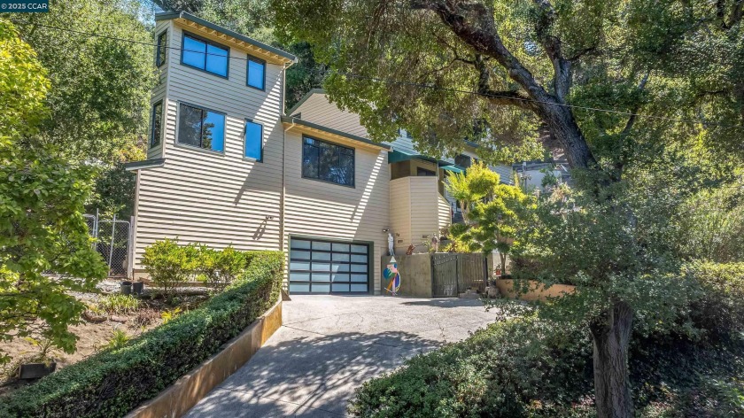 Stunning contemporary 4-bedroom, 3-bathroom home in the coveted - Beach Home for sale in Orinda, California on Beachhouse.com