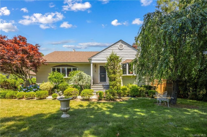 Welcome to 153 Old Wilmot Road, Scarsdale, NY 10583! This - Beach Home for sale in Eastchester, New York on Beachhouse.com