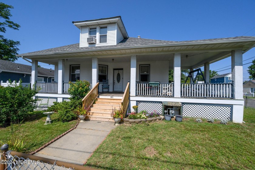 Location, location! Spacious 4 Bed 2 Bath Cape on a prime corner - Beach Home for sale in Keansburg, New Jersey on Beachhouse.com
