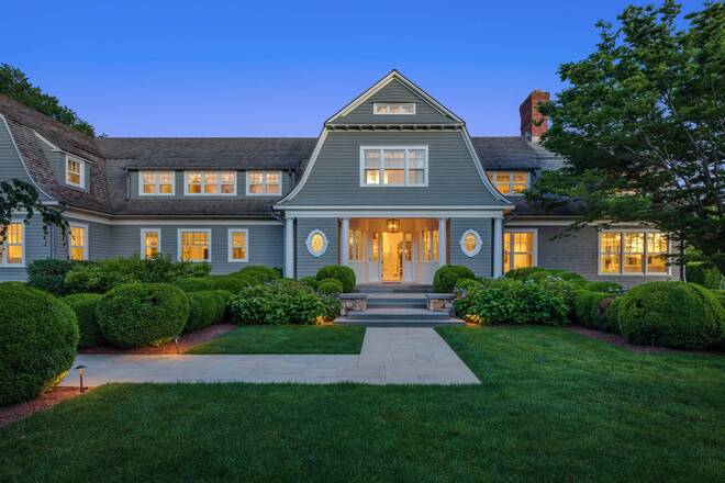 Just moments from ocean beaches, the Maidstone Club and - Beach Home for sale in East Hampton, New York on Beachhouse.com