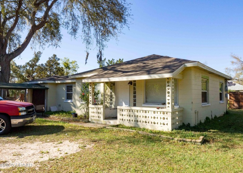 This cozy 3-bedroom, 1-bathroom concrete block home sits on a - Beach Home for sale in Daytona Beach, Florida on Beachhouse.com