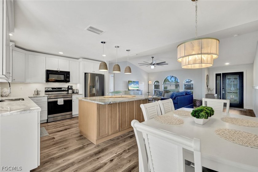 SUPER GORGEOUS MODERNIZED COASTAL BUNGALOW. SOUTH facing, large - Beach Home for sale in Cape Coral, Florida on Beachhouse.com