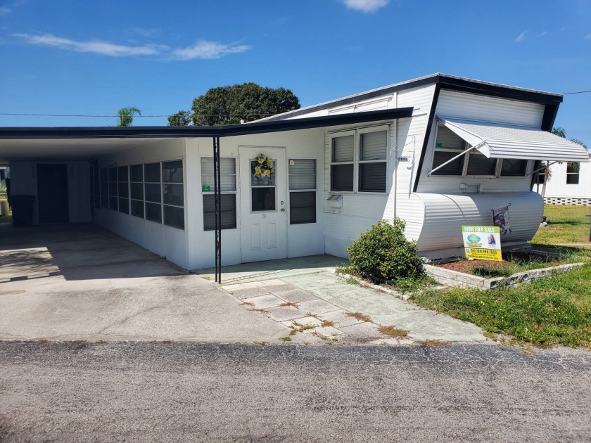 Welcome to this charming manufactured home in a wonderful 55+ - Beach Home for sale in St. Petersburg, Florida on Beachhouse.com