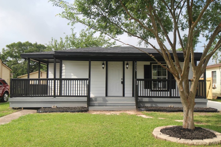This beautifully renovated 3-bedroom, 1,511 sq ft home sits on a - Beach Home for sale in Freeport, Texas on Beachhouse.com