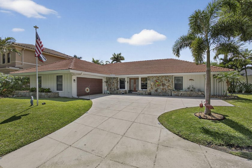 Welcome to 9 Kintyre Road, a beautifully updated custom pool - Beach Home for sale in Palm Beach Gardens, Florida on Beachhouse.com