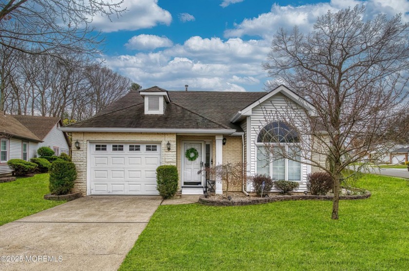 Beautifully updated 2 BR/2BA home in the highly desirable gated - Beach Home for sale in Toms River, New Jersey on Beachhouse.com