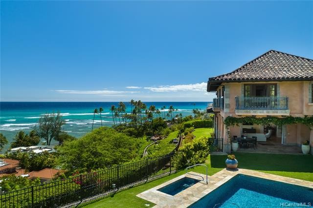 Remarkable Diamond Head Estate within walking distance to the - Beach Home for sale in Honolulu, Hawaii on Beachhouse.com