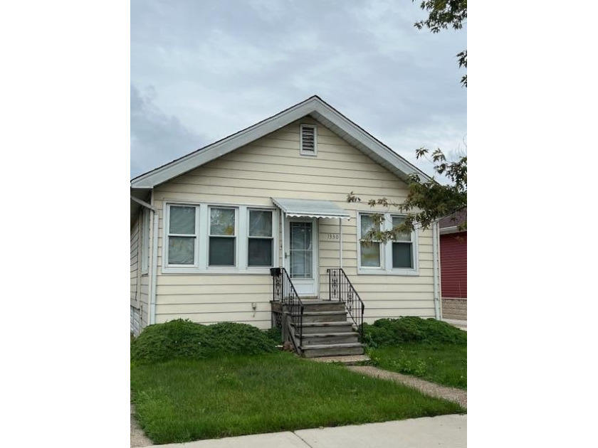 Great Investment Opportunity. 2 Bedroom Bungalow with a Detached - Beach Home for sale in Whiting, Indiana on Beachhouse.com