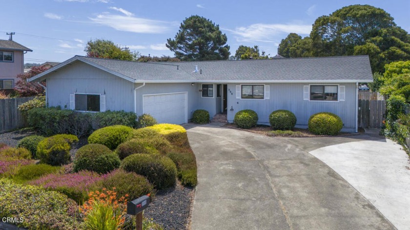 Located in a tranquil Cul-de-sac, this3 bedroom, 2 bathroom home - Beach Home for sale in Fort Bragg, California on Beachhouse.com