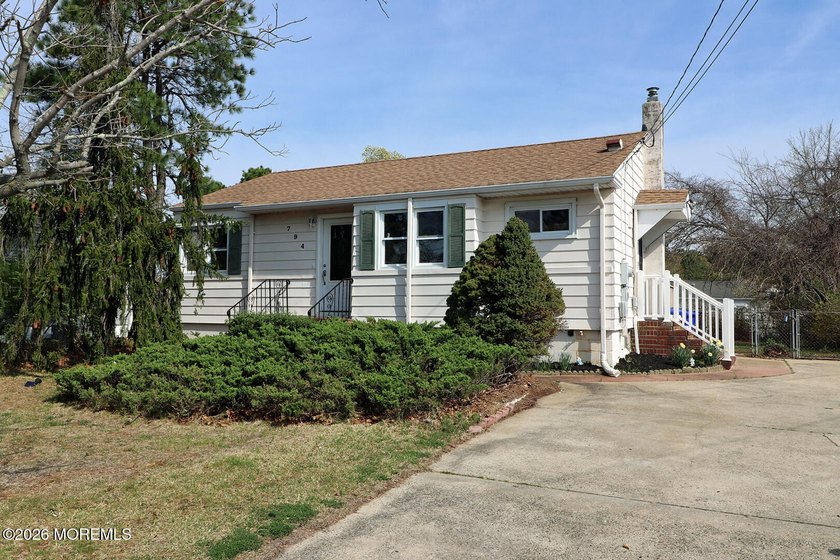 Welcome to this 2 Bedroom 1 Bath ranch home featuring nice sized - Beach Home for sale in Brick, New Jersey on Beachhouse.com