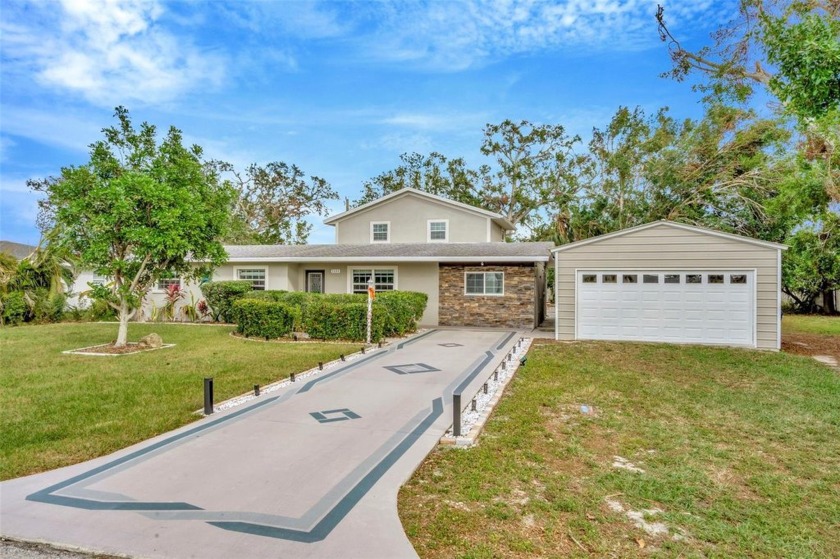 LOCATION! LOCATION! LOCATION! Welcome to this beautifully - Beach Home for sale in Bradenton, Florida on Beachhouse.com