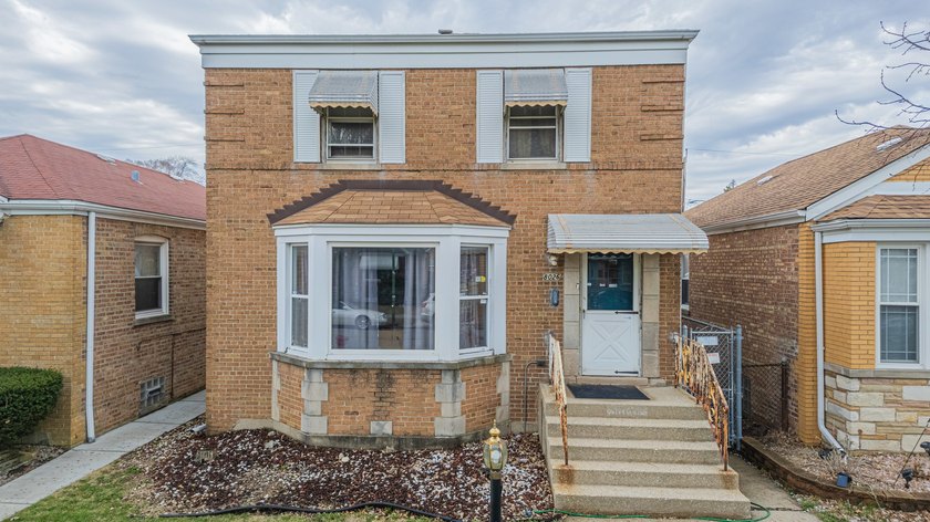 Multiple offers -Highest and best called - please have highest - Beach Home for sale in Chicago, Illinois on Beachhouse.com