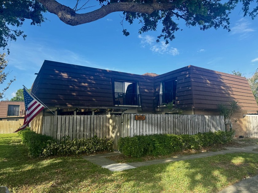 $15,000 PRICE IMPROVEMENT! BUYER CAN TAKE THIS IN THE FORM OF A - Beach Townhome/Townhouse for sale in Palm Beach Gardens, Florida on Beachhouse.com