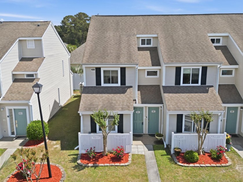 This one bedroom, one bath end unit condo offers a comfortable - Beach Condo for sale in Surfside Beach, South Carolina on Beachhouse.com