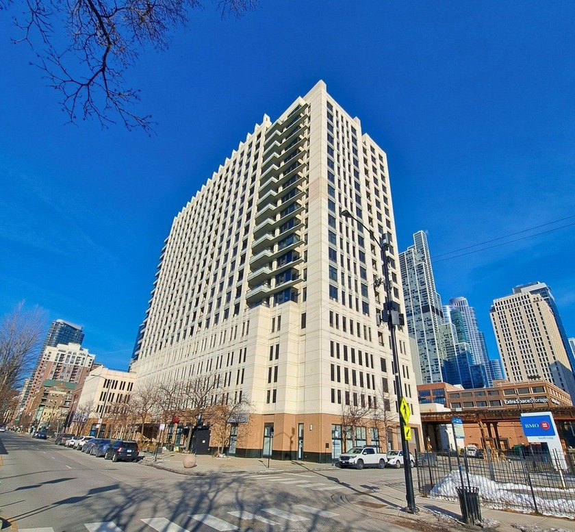 Experience this wonderfully spacious 2-bedroom, 1-bath condo in - Beach Condo for sale in Chicago, Illinois on Beachhouse.com