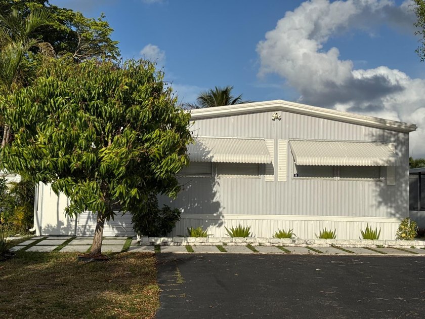 Charming Fully remodel mobile home featuring 4BR/3BA, All age - Beach Home for sale in Boynton Beach, Florida on Beachhouse.com
