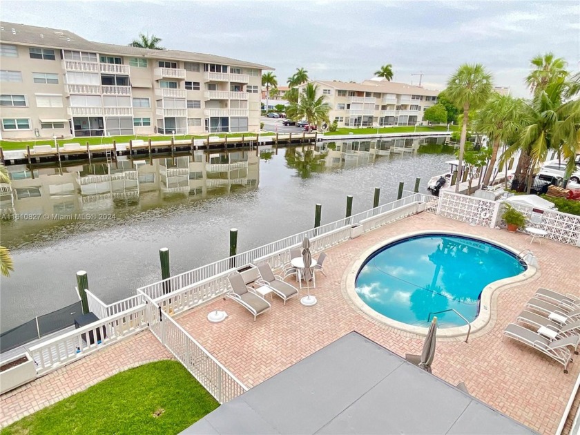 Wonderful condo unit just one mile from the beach.  Nice and - Beach Condo for sale in Hallandale Beach, Florida on Beachhouse.com