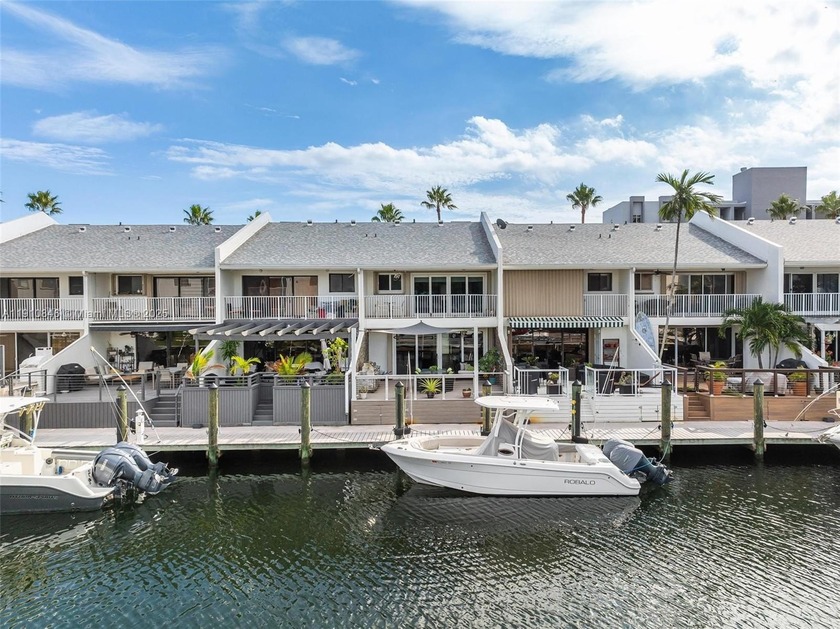Move-in ready 3BR/2.5BA waterfront townhouse in Eastern Shores - Beach Townhome/Townhouse for sale in North Miami Beach, Florida on Beachhouse.com