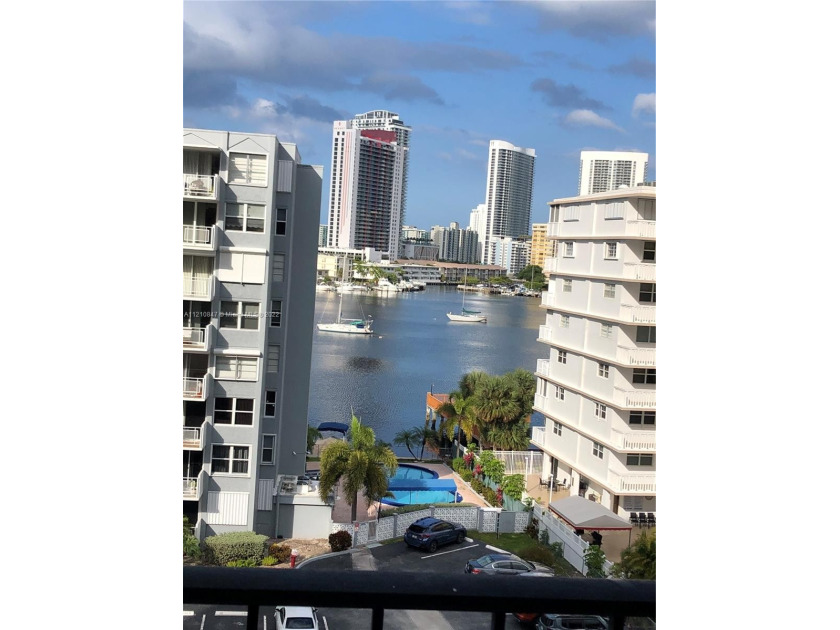1 Bedroom and 2 Bathroom completely remolded with Laminate - Beach Condo for sale in Hallandale  Beach, Florida on Beachhouse.com