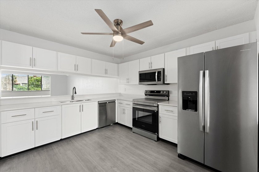 Stunning 3 bedroom condo, with direct lake views in a highly - Beach Condo for sale in North Lauderdale, Florida on Beachhouse.com