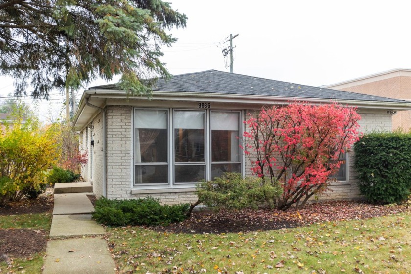 This is the quintessential Skokie ranch house with beautiful - Beach Home for sale in Skokie, Illinois on Beachhouse.com