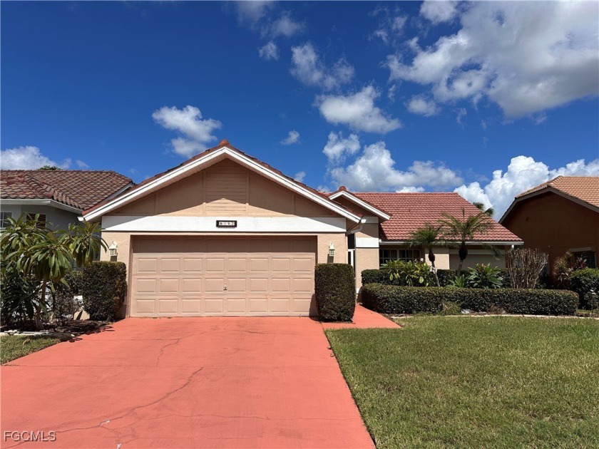 Welcome to Cross Creek Estates!! Lovely move-in ready 2BR + Den - Beach Home for sale in Fort Myers, Florida on Beachhouse.com