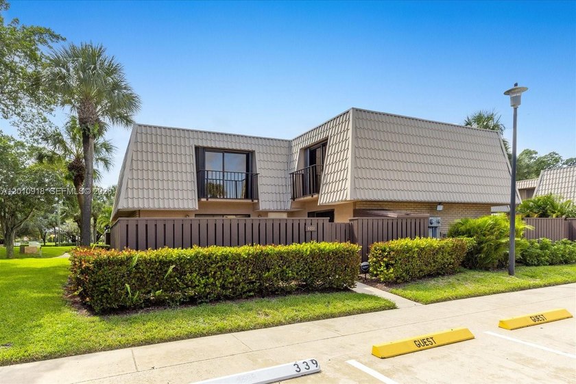This townhouse presents a move-in-ready opportunity with recent - Beach Townhome/Townhouse for sale in West Palm Beach, Florida on Beachhouse.com