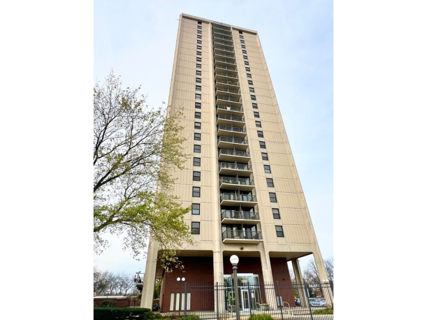 SPACIOUS TWO BEDROOM UNIT WITH FABULOUS AMAZING CITY VIEWS(SOME - Beach Home for sale in Chicago, Illinois on Beachhouse.com