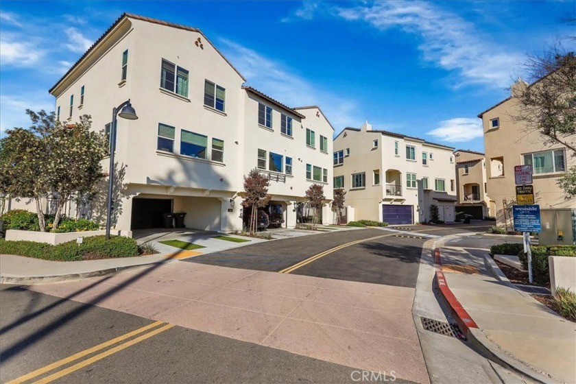 Experience luxury living in the heart of Costa Mesa. This - Beach Condo for sale in Costa Mesa, California on Beachhouse.com