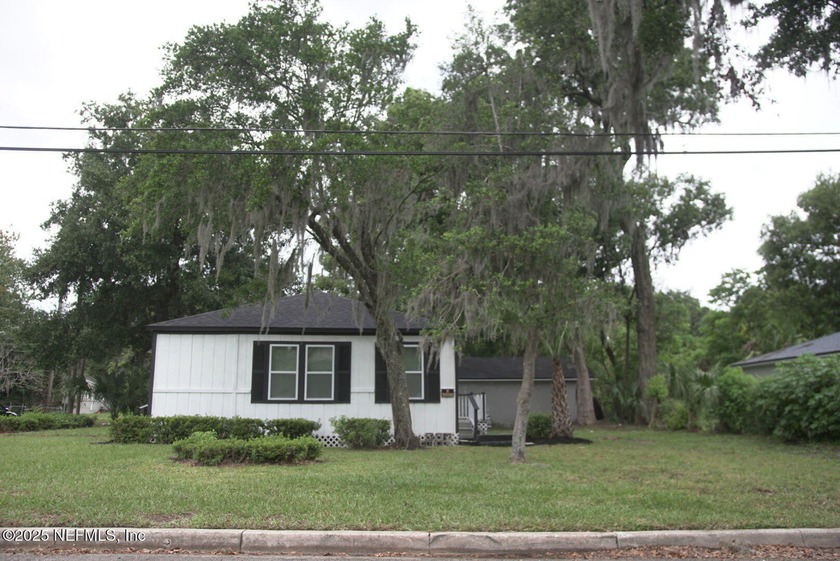 Great starter home on large corner lot with new rewire, full - Beach Home for sale in Jacksonville, Florida on Beachhouse.com
