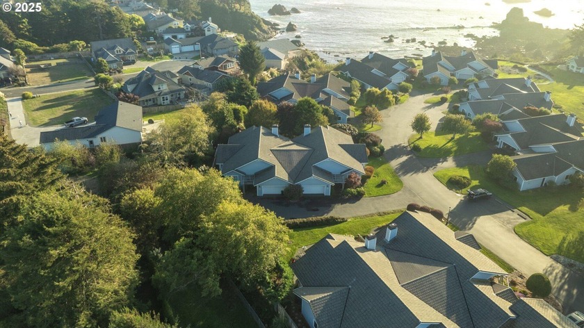 Seaside Living at The Cove! This gated community offers direct - Beach Townhome/Townhouse for sale in Brookings, Oregon on Beachhouse.com