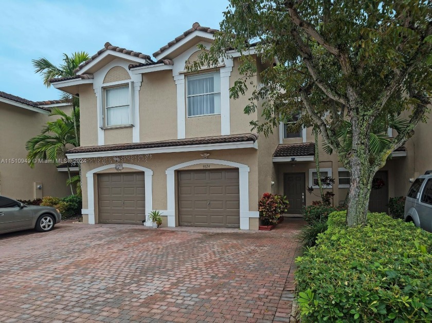 Excellent opportunity for Investors!! Beautiful Townhouse - Beach Townhome/Townhouse for sale in Sunrise, Florida on Beachhouse.com