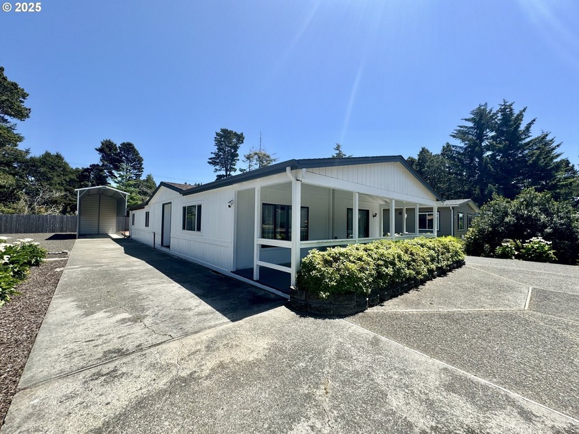 Welcome to this spacious and well-maintained 3-bedroom, 2-bath - Beach Home for sale in Florence, Oregon on Beachhouse.com