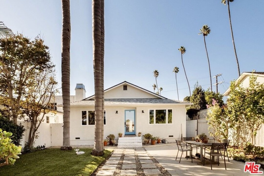 Nestled in Venice's coveted Presidents Row, where homes rarely - Beach Home for sale in Venice, California on Beachhouse.com