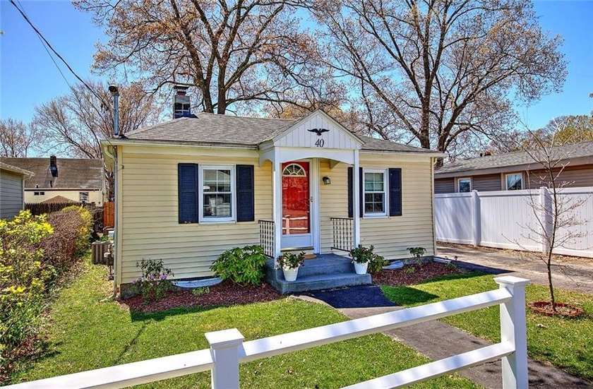 Cuter than cute! This Oakland Beach cottage is ready for its - Beach Home for sale in Warwick, Rhode Island on Beachhouse.com