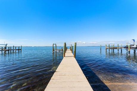 Introducing a bespoke bay front residence on Mutiny Place in - Beach Home for sale in Key Largo, Florida on Beachhouse.com