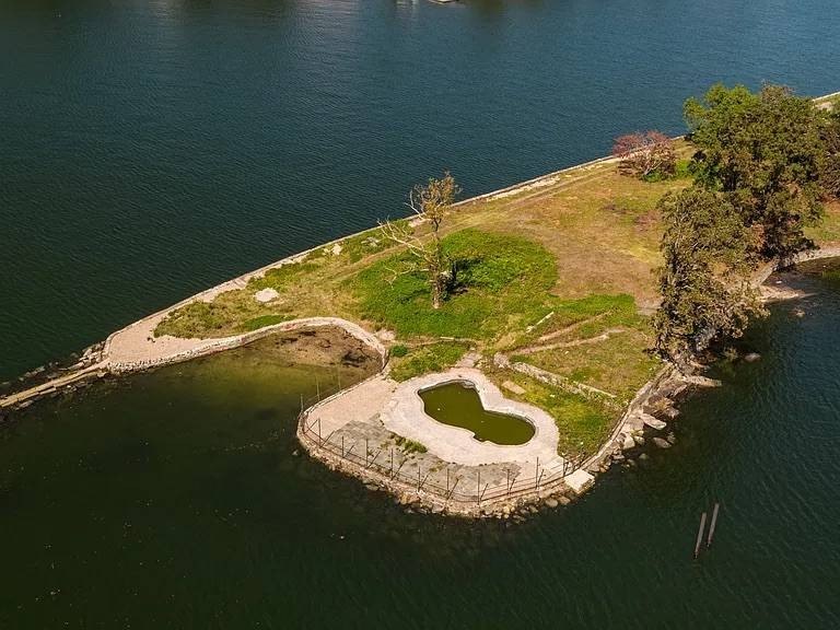 Incredible lot with 360 views of the water. The lot sits in a - Beach Lot for sale in Mamaroneck, New York on Beachhouse.com