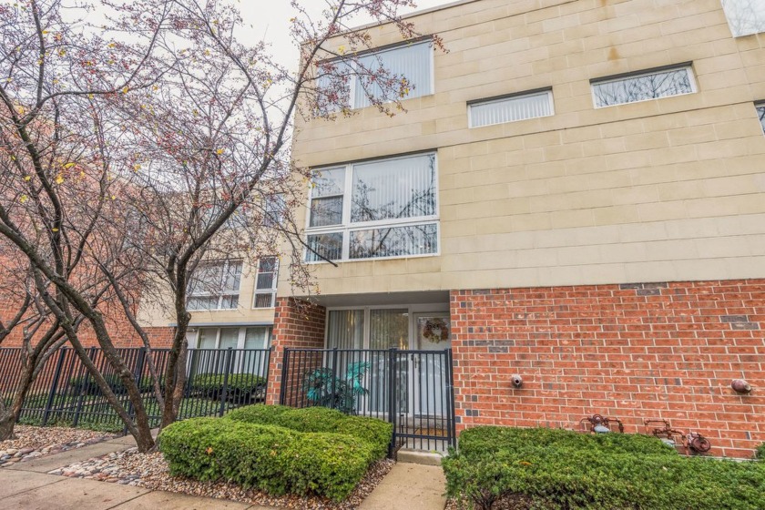 This dream townhome Right off of I90/94, near baseball stadium - Beach Townhome/Townhouse for sale in Chicago, Illinois on Beachhouse.com