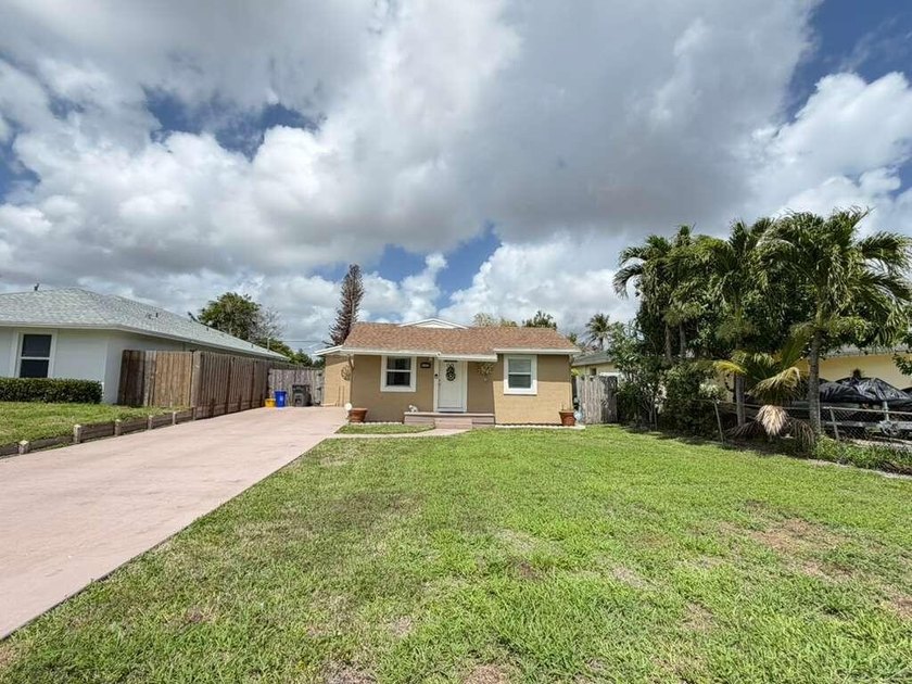 Beautiful and exceptionally well-maintained single-family home - Beach Home for sale in West Palm Beach, Florida on Beachhouse.com