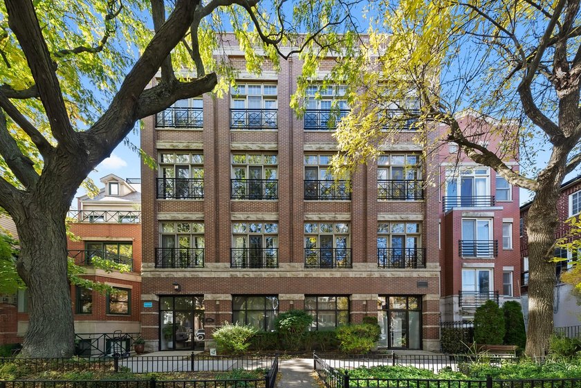 Welcome to this exceptional extra-wide 2-bedroom, 2-bathroom - Beach Condo for sale in Chicago, Illinois on Beachhouse.com