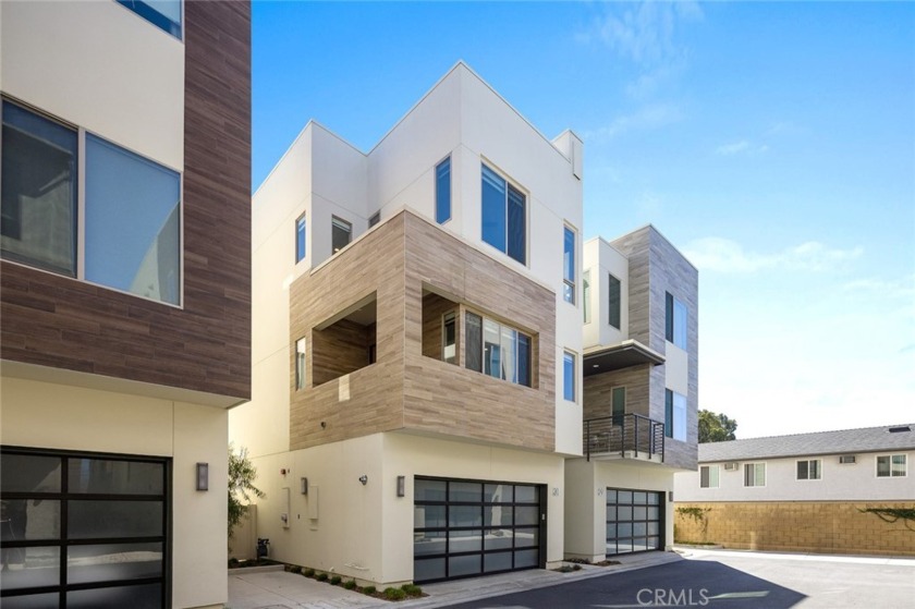 With a designer feel throughout, this contemporary coastal home - Beach Home for sale in Newport Beach, California on Beachhouse.com