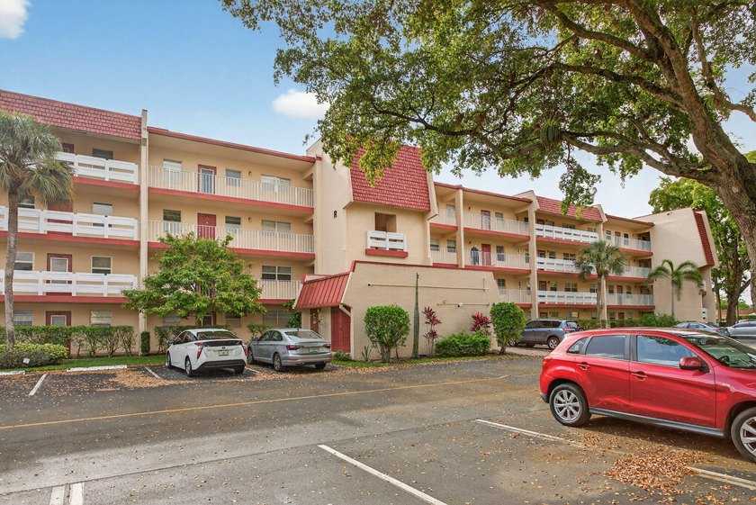 Must-see 2-bedroom residence in Oriole Golf and Tennis Phase 2 - Beach Condo for sale in Margate, Florida on Beachhouse.com