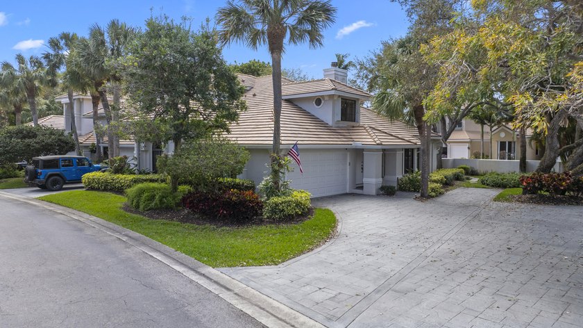 This rare and spacious end-unit townhome lives like a private - Beach Townhome/Townhouse for sale in Juno Beach, Florida on Beachhouse.com