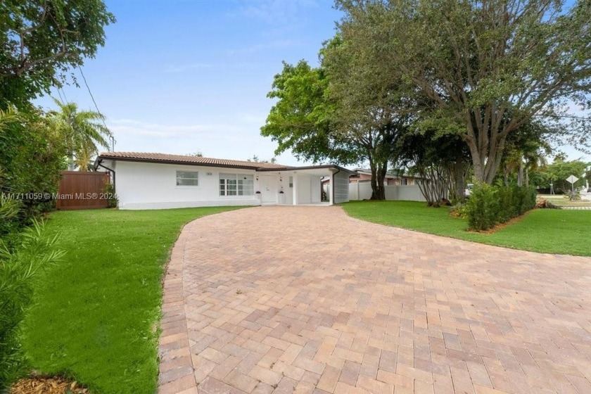 Stunning waterfront property: spacious backyard, lush - Beach Home for sale in Oakland Park, Florida on Beachhouse.com