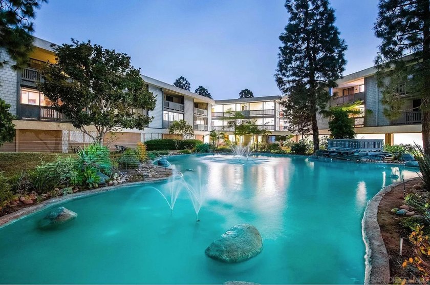 This spacious 2 bedroom 2 bath 1250 sqft top floor unit with - Beach Condo for sale in San Diego, California on Beachhouse.com