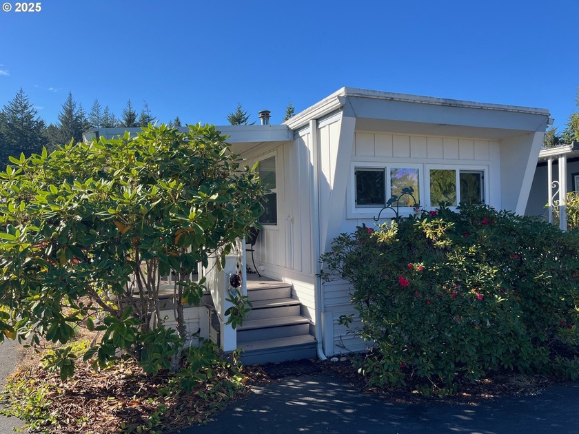 Welcome to this manufactured home full of vintage charm in the - Beach Home for sale in Florence, Oregon on Beachhouse.com