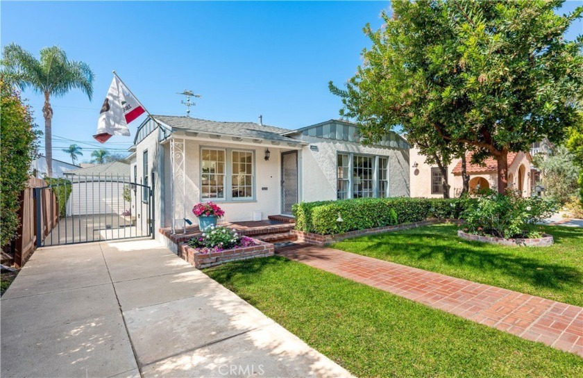 Welcome to a cozy cottage tucked away in one of the most - Beach Home for sale in Long Beach, California on Beachhouse.com