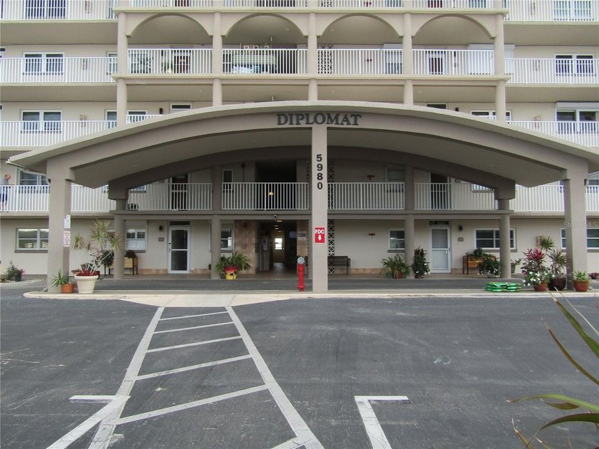 Very rare and highly sought after 3 bedroom, 2 1/2 bath - Beach Condo for sale in Gulfport, Florida on Beachhouse.com
