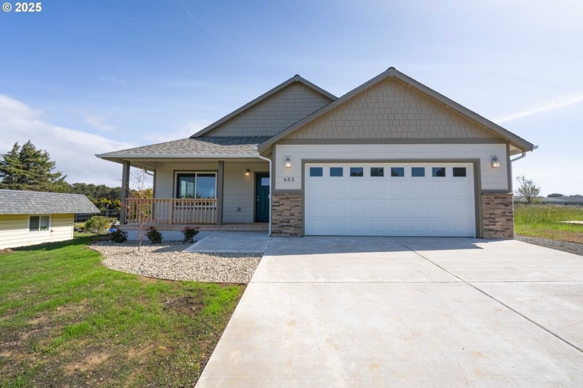 This BEAUTIFULLY CONSTRUCTED, BRAND NEW HOME on 11th Street SW - Beach Home for sale in Bandon, Oregon on Beachhouse.com