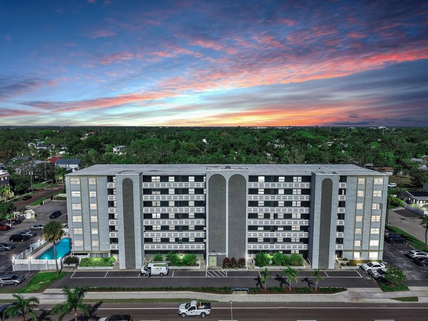 Welcome to Park Central Tower in vibrant St. Petersburg! This - Beach Condo for sale in St. Petersburg, Florida on Beachhouse.com